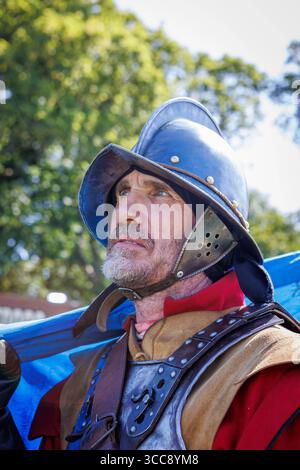 Der Sealed Knot führte den Bürgerkrieg von Culcheth im 17. Jahrhundert in Cheshire nach, in dem Royalisten und Parlamentarier in der Schlacht zusammenstießen. Stockfoto
