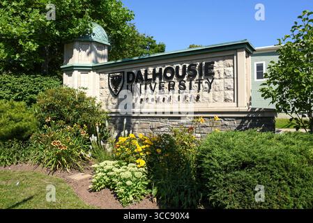 Halifax, Kanada - 27. Juli 2025: Unterzeichnung der Dalhousie University, einer großen öffentlichen Forschungsuniversität in Nova Scotia, die 1818 gegründet wurde. Stockfoto
