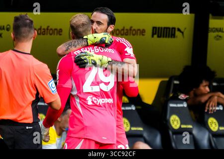 DORTMUND: Juventus-Torhüter Michele Di Gregorio wird im Freundschaftsspiel zwischen Borussia Dortmund und Juventus FC am 10. August 2025 im Signal Iduna Park in Dortmund durch Juventus Torhüter Carlo Pinsoglio ersetzt. (Foto: Rene Nijhuis) Credit: René Nijhuis/Alamy Live News Stockfoto