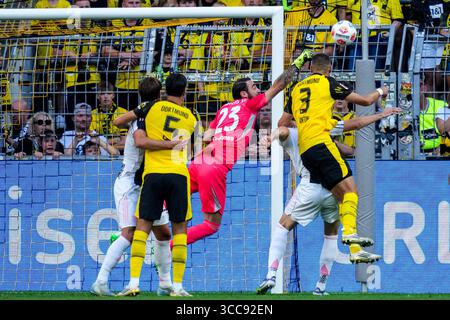 DORTMUND, DEUTSCHLAND - 10. AUGUST: Juventus Torhüter Carlo Pinsoglio und Waldemar Anton von Borussia Dortmund kämpfen im Freundschaftsspiel zwischen Borussia Dortmund und Juventus FC am 10. August 2025 im Signal Iduna Park in Dortmund um den Ball. (Foto: Rene Nijhuis) Credit: René Nijhuis/Alamy Live News Stockfoto