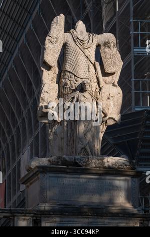 Eines der beiden Siegeskompositionen (Trofei di Mario) auf der Spitze der Cordonata, der monumentalen Leiter, die bis zur piazza del Campidoglio in Rom, Italien führt Stockfoto