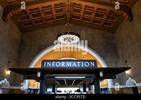 LOS ANGELES, KALIFORNIEN - 25. Juni 2025: Informationsstand in Union Station. Stockfoto