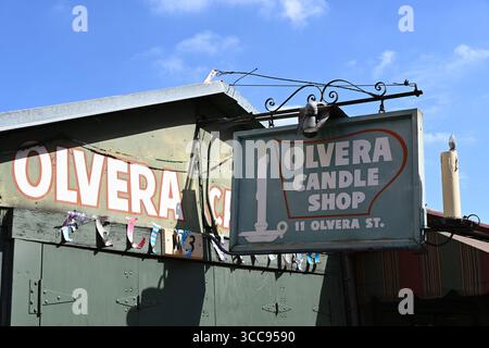 LOS ANGELES, KALIFORNIEN - 25. Juni 2025: Schild „Olvera Candle Shop“ auf dem historischen Marktplatz in der Innenstadt von Los Angeles. Stockfoto