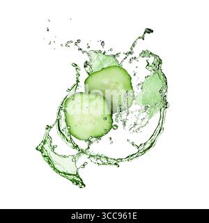 Gurkenscheiben und Spritzer vor weißem Hintergrund Stockfoto