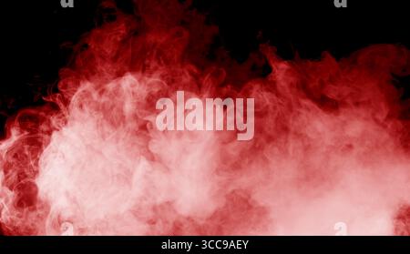 Brennender roter Rauch auf schwarzem Hintergrund. Stockfoto