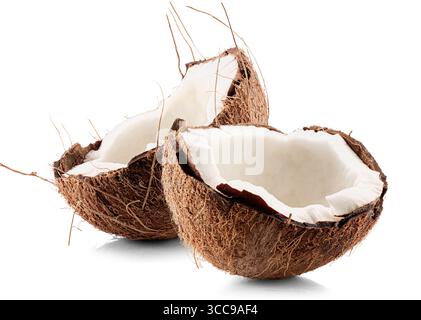 Gebrochene Kokosnuss in der Hälfte isoliert auf weißem Hintergrund. Stockfoto