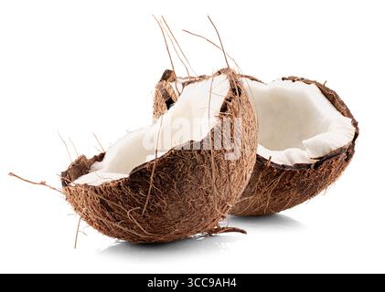 Gebrochene Kokosnuss in der Hälfte isoliert auf weißem Hintergrund. Stockfoto