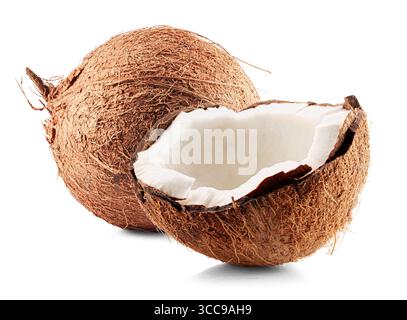 Gebrochene Kokosnuss in der Hälfte isoliert auf weißem Hintergrund. Stockfoto