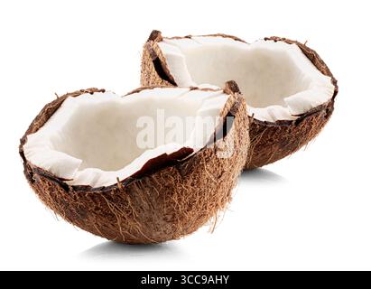 Gebrochene Kokosnuss in der Hälfte isoliert auf weißem Hintergrund. Stockfoto