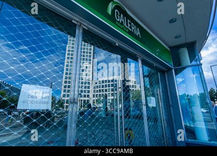 Eingang Galeria Kaufhof am Berlins Ring-Center mit Schild zur dauerhaften Schließung. Stockfoto