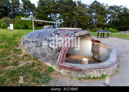 Historischer Bunker der „Base End Stations“ aus dem Zweiten Weltkrieg am Muir Beach Overlook, Kalifornien. Die Bunker wurden in den 1940er Jahren von der United States Army Coast Arti verwendet Stockfoto