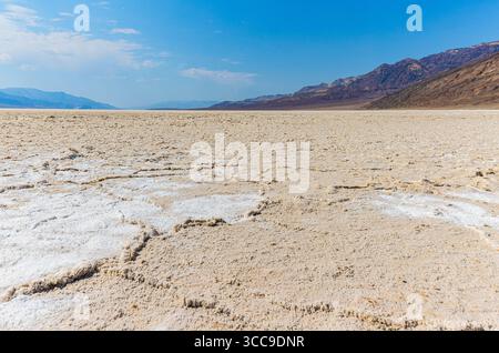 Erhöhte Kruste in der Salzpfanne mit den Black Mountains im Badwater Basin, Death Valley National Park, Kalifornien, USA Stockfoto