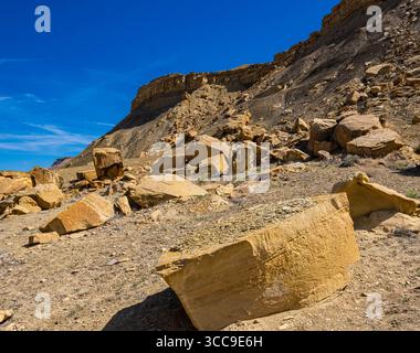 Große gefallene Felsen unterhalb der weißen Sandsteinklippen an der Cottonwood Canyon Road, Grand Staircase-Escalante National Monument, Utah, USA Stockfoto