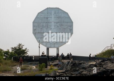 Sudbury, Kanada. August 2025. Touristen besuchen das Big Nickel Display im Dynamic Earth Science Museum. Der Big Nickel in Sudbury, Ontario, ist eine 9 Meter lange Nachbildung eines kanadischen Nickels aus dem Jahr 1951 im Dynamic Earth Science Museum als Hommage an das Bergbauerbe der Stadt. Die 1964 erbaute Münze ist die weltweit größte Münze und ein beliebter Ort für Fotos. Quelle: SOPA Images Limited/Alamy Live News Stockfoto