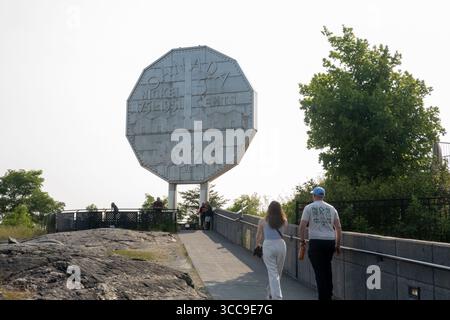 Sudbury, Kanada. August 2025. Touristen besuchen das Big Nickel Display im Dynamic Earth Science Museum. Der Big Nickel in Sudbury, Ontario, ist eine 9 Meter lange Nachbildung eines kanadischen Nickels aus dem Jahr 1951 im Dynamic Earth Science Museum als Hommage an das Bergbauerbe der Stadt. Die 1964 erbaute Münze ist die weltweit größte Münze und ein beliebter Ort für Fotos. Quelle: SOPA Images Limited/Alamy Live News Stockfoto