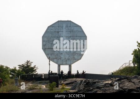 Sudbury, Kanada. August 2025. Touristen besuchen das Big Nickel Display im Dynamic Earth Science Museum. Der Big Nickel in Sudbury, Ontario, ist eine 9 Meter lange Nachbildung eines kanadischen Nickels aus dem Jahr 1951 im Dynamic Earth Science Museum als Hommage an das Bergbauerbe der Stadt. Die 1964 erbaute Münze ist die weltweit größte Münze und ein beliebter Ort für Fotos. Quelle: SOPA Images Limited/Alamy Live News Stockfoto
