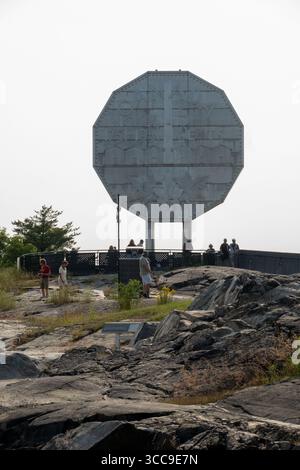 Sudbury, Kanada. August 2025. Touristen besuchen das Big Nickel Display im Dynamic Earth Science Museum. Der Big Nickel in Sudbury, Ontario, ist eine 9 Meter lange Nachbildung eines kanadischen Nickels aus dem Jahr 1951 im Dynamic Earth Science Museum als Hommage an das Bergbauerbe der Stadt. Die 1964 erbaute Münze ist die weltweit größte Münze und ein beliebter Ort für Fotos. Quelle: SOPA Images Limited/Alamy Live News Stockfoto