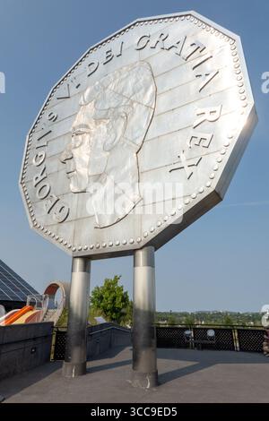 Sudbury, Kanada. August 2025. Die Big Nickel Ausstellung im Dynamic Earth Science Museum. Der Big Nickel in Sudbury, Ontario, ist eine 9 Meter lange Nachbildung eines kanadischen Nickels aus dem Jahr 1951 im Dynamic Earth Science Museum als Hommage an das Bergbauerbe der Stadt. Die 1964 erbaute Münze ist die weltweit größte Münze und ein beliebter Ort für Fotos. (Foto: Shawn Goldberg/SOPA Images/SIPA USA) Credit: SIPA USA/Alamy Live News Stockfoto
