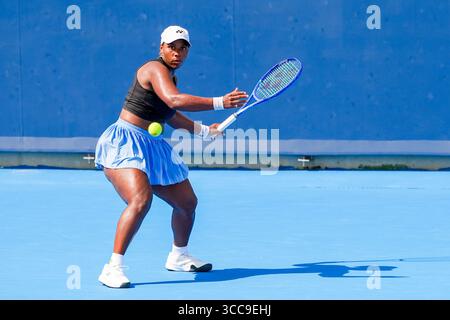 MASON, OH - AUG 9: Taylor Townsend (USA) gibt Liudmila Samsonova (nicht abgebildet) während der zweiten Runde der Frauen im Cin 2025 einen Schuss zurück Stockfoto