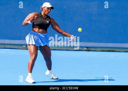 MASON, OH - AUG 9: Taylor Townsend (USA) gibt Liudmila Samsonova (nicht abgebildet) während der zweiten Runde der Frauen im Cin 2025 einen Schuss zurück Stockfoto