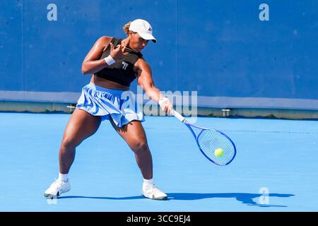 MASON, OH - AUG 9: Taylor Townsend (USA) gibt Liudmila Samsonova (nicht abgebildet) während der zweiten Runde der Frauen im Cin 2025 einen Schuss zurück Stockfoto