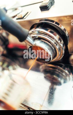 Winkelaufnahme von Espresso Pour Stockfoto