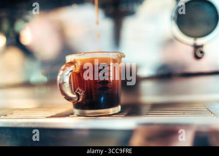 Frischer Schuss mit Thick Crema Stockfoto