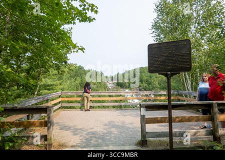 Onaping, Kanada. August 2025. Besucher des A.Y. Jackson Lookout in Onaping, Ontario, genießen die Aussicht auf die Wasserfälle und die Natur. Der A.Y. Jackson Lookout in Onaping, Ontario, bietet einen atemberaubenden Blick auf die High Falls, wo der Onaping River 55 Meter über den Canadian Shield fällt. Benannt nach dem Künstler A.Y. Jackson der Gruppe der sieben, bietet der Ort zugängliche Wanderwege, einschließlich eines selbstgeführten geologischen Spaziergangs, auf dem Besucher die reiche Natur- und geologische Geschichte der Region erkunden können. Quelle: SOPA Images Limited/Alamy Live News Stockfoto