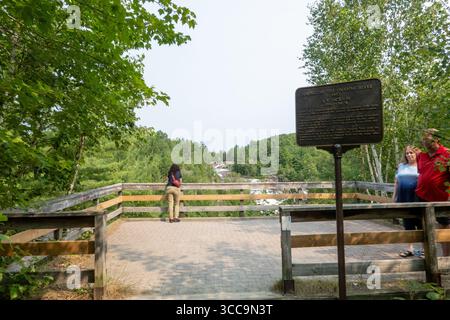 Onaping, Ontario, Kanada. August 2025. Besucher des A.Y. Jackson Lookout in Onaping, Ontario, genießen die Aussicht auf die Wasserfälle und die Natur. Der A.Y. Jackson Lookout in Onaping, Ontario, bietet einen atemberaubenden Blick auf die High Falls, wo der Onaping River 55 Meter über den Canadian Shield fällt. Benannt nach dem Künstler A.Y. Jackson der Gruppe der sieben, bietet der Ort zugängliche Wanderwege, einschließlich eines selbstgeführten geologischen Spaziergangs, auf dem Besucher die reiche Natur- und geologische Geschichte der Region erkunden können. (Credit Image: © Shawn Goldberg/SOPA Images via ZUMA Press Wire) NUR REDAKTIONELLE VERWENDUNG! Nicht für C Stockfoto