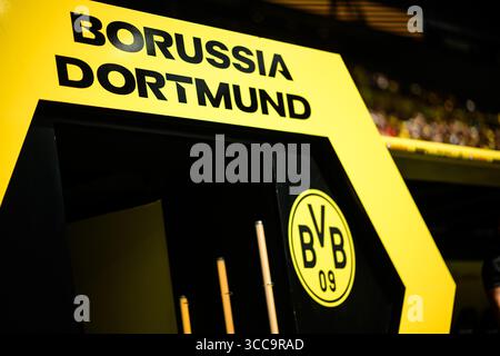Leuchtend gelbes und schwarzes Borussia Dortmund-Eingangsschild mit auffälligem Vereinsnamen und BVB 09-Logo, das das legendäre Branding und die lebhafte Atmosphäre des Teams widerspiegelt Stockfoto