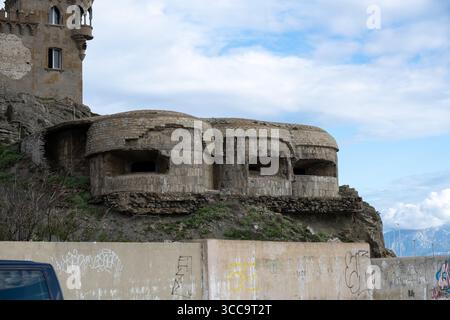 Alter Steinbunker mit Graffiti an einem bewölkten Tag. Stockfoto