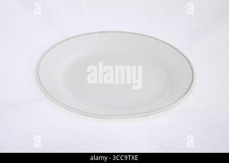 Weiße leere Platte isoliert auf weißem Hintergrund, mit Kopierraum. Stockfoto