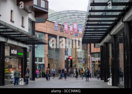 EXETER, DEVON, Großbritannien - 11. APRIL 2024 Einkaufszentrum Princesshay Stockfoto