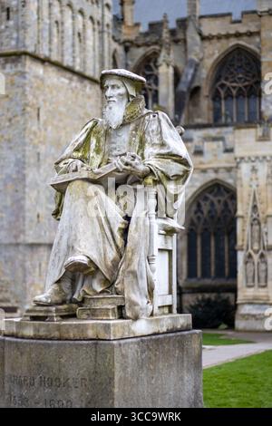 EXETER, DEVON, Großbritannien - 11. APRIL 2024 Statue von Richard Hooker vor der Kathedrale von Exeter Stockfoto