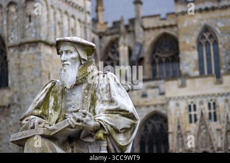 EXETER, DEVON, Großbritannien - 11. APRIL 2024 Statue von Richard Hooker vor der Kathedrale von Exeter Stockfoto