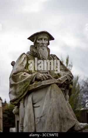EXETER, DEVON, Großbritannien - 11. APRIL 2024 Statue von Richard Hooker vor der Kathedrale von Exeter Stockfoto