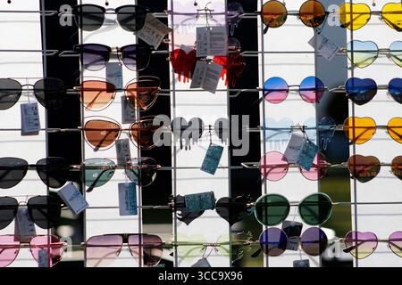 EXETER, DEVON, Großbritannien - 18. MAI 2023 bei hellem Sonnenlicht werden viele Sonnenbrillen ausgestellt Stockfoto