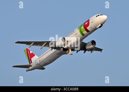 Fiumicino, Italien, Flugzeug zum Flughafen Fiumicino Airbus A320 TAP Air Portugal CS-TJF .Flugzeug zum Flughafen Fiumicino. Fiumicino Italien, 10. August 2025. Imago-images/Emmefoto Copyright: XImago-images/Emmefotox Stockfoto