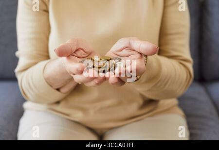 Nahaufnahme Von Seniorenhänden, Die Münzen Halten Stockfoto