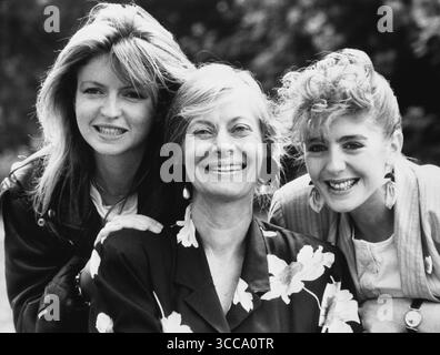 Aktenfoto vom 22./6/1988 von Biddy Baxter (Mitte), die ihre Rolle als Herausgeberin von Blue Peter nach 26 Jahren verlassen wird. Sie ist mit zwei der aktuellen Moderatoren, Caron Keating (links) und Yvette Fielding, zu sehen. Biddy Baxter, der Pionier-Fernsehproduzent, der Blue Peter in eine nationale Institution verwandelt hat, ist im Alter von 92 Jahren gestorben, so die BBC. Ausgabedatum: Montag, 11. August 2025. Stockfoto