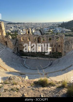 Odeon des Herodes Atticus altes Steintheater in Athen mit Panoramablick auf die Stadt Stockfoto