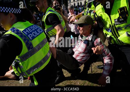 Die Polizei führt einen verhafteten Demonstranten aus dem Parliament Square im Zentrum Londons während der Demonstration „Lift the Ban“ zur Unterstützung der verbotenen Grou Stockfoto