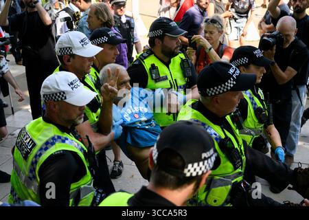 Die Polizei führt einen verhafteten Demonstranten aus dem Parliament Square im Zentrum Londons während der Demonstration „Lift the Ban“ zur Unterstützung der verbotenen Grou Stockfoto