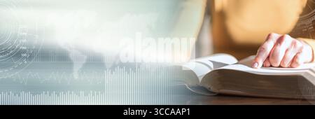 Nahaufnahme einer Frau, die die bibel liest, hartes Licht; Panorama-Banner Stockfoto