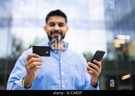Mann mit Karte und Smartphone Stockfoto