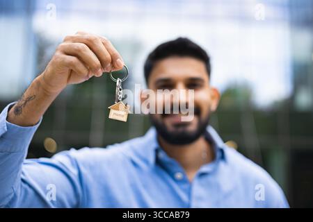 Mann Hält Den Startschlüssel Stockfoto