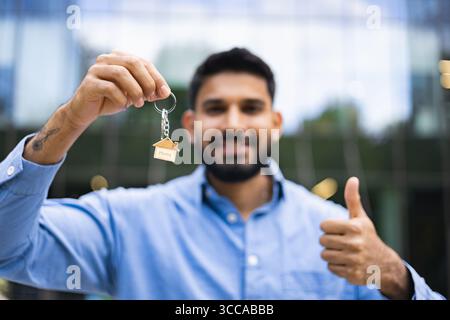 Glücklicher Hausbesitzer mit House Key Stockfoto