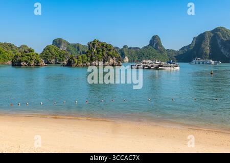 halong Bay, oder ha Long Bay, ein UNESCO-Weltkulturerbe in Quang Ninh, Vietnam Stockfoto