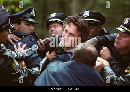 Mystic River ist ein US-amerikanisches Neo-Noir-Mystery-Drama aus dem Jahr 2003, das von Clint Eastwood gedreht und koproduziert wurde. Basierend auf Dennis Lehanes gleichnamigem Roman aus dem Jahr 2001, enthält es ein Drehbuch von Brian Helgeland und spielt Sean Penn, Tim Robbins und Kevin Bacon, zusammen mit Laurence Fishburne, Marcia Gay Harden, und Laura Linney. Stockfoto