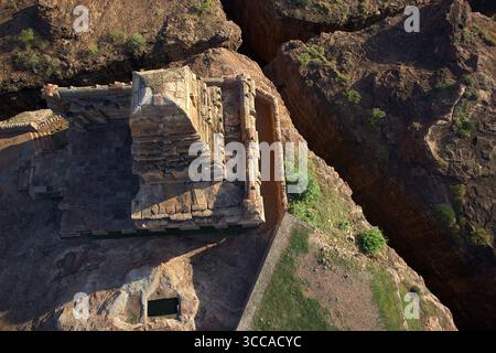 Blick aus der Vogelperspektive auf die alte Festung inmitten zerklüfteter Felsen, deren verwitterte Steine warm unter der Sonnenumarmung glühten, Sigiriya, Zentralprovinz, Sri Lanka. Stockfoto